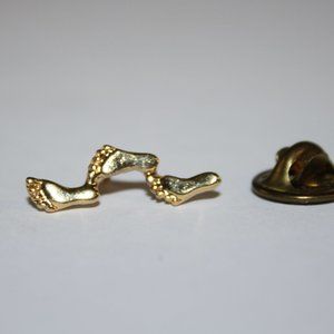 Beautiful foot prints lapel pin 7/8"